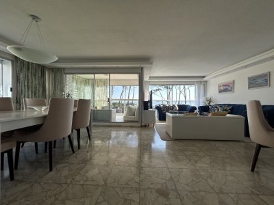 Venta de apartamento primera linea en playa Mansa, Punta del Este. Uruguay