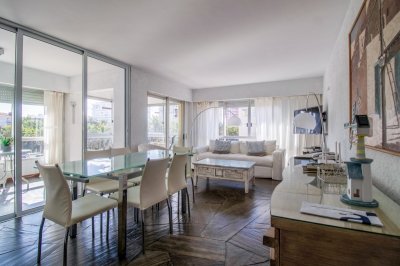 Venta de luminoso apartamento en Peninsula. Punta del Este, Uruguay.