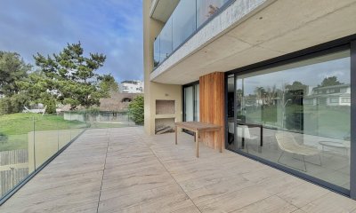 Venta apartamento 2 dormitorios punta del este mansa frente al mar parrillero