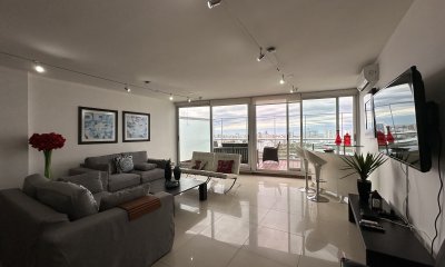 Venta y alquiller de espectacular penthouse con vista a toda la ciudad y las playas de Punta del Este.