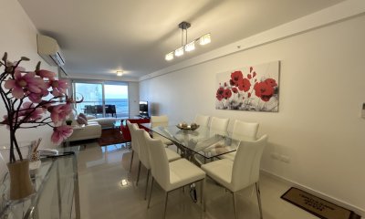 Venta de apartamento dos dormitorios con vista al mar en torre de primera categoria en Punta del Este., Uruguay