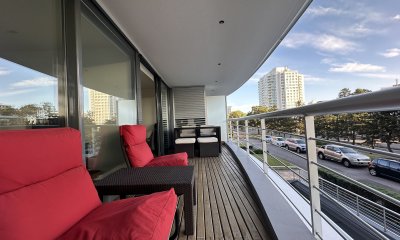 Venta de apartamento de dos dormitorios a media cuadra del shopping de Punta del Este, Uruguay.