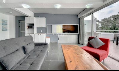 OPORTUNIDAD penthouse de 200m2 con terraza exclusiva y parrillero en edificio con servicios en Punta del Este