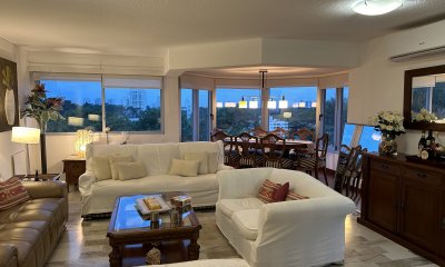 Venta de apartamento hecho a nuevo en una de las mejores torres de Roosevelt. . Punta del Este, Uruguay.
