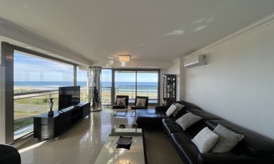 OPORTUNIDAD FRENTE AL MAR 4 Dormitorios en Playa Brava con Vistas al mar