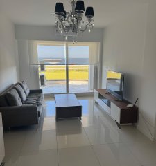Venta y Alquiler Anual Apartamento Punta del Este 2 Dormitorios frente al mar en Playa Mansa