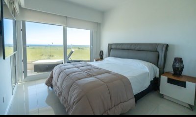 Apartamento en Venta 2 dormitorios con vista al mar Mansa Pinares AZURE TOWERS.  Punta del Este Uruguay