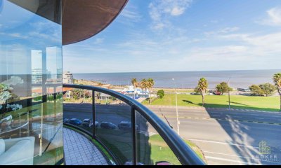 Venta apartamento, 3 suites más servicio con parrillero, frente al mar en Pocitos