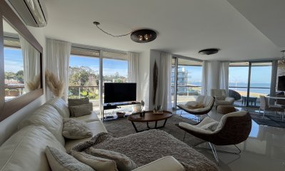 Apartamento en Venta 2 Dormitorios Frente al Mar en Playa Mansa Punta del Este