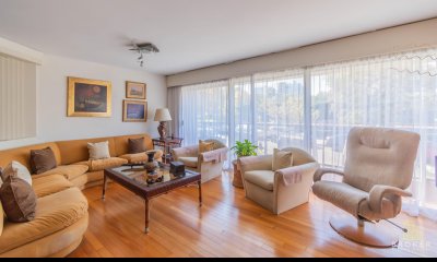 Venta apartamento 3 dormitorios en Villa Biarritz Montevideo, con servicio y patio