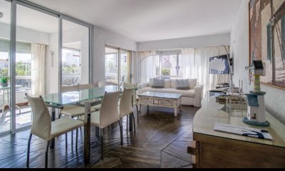 Venta de luminoso apartamento en Peninsula. Punta del Este, Uruguay.