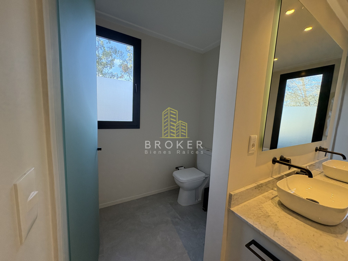 Casa ID.8867/Venta_de_excelente_casa_de_diseño_y_calidad_en_barrio_privado_de_la_barra,_maldonado - Venta de excelente casa de diseño y calidad en barrio privado de la barra, maldonado