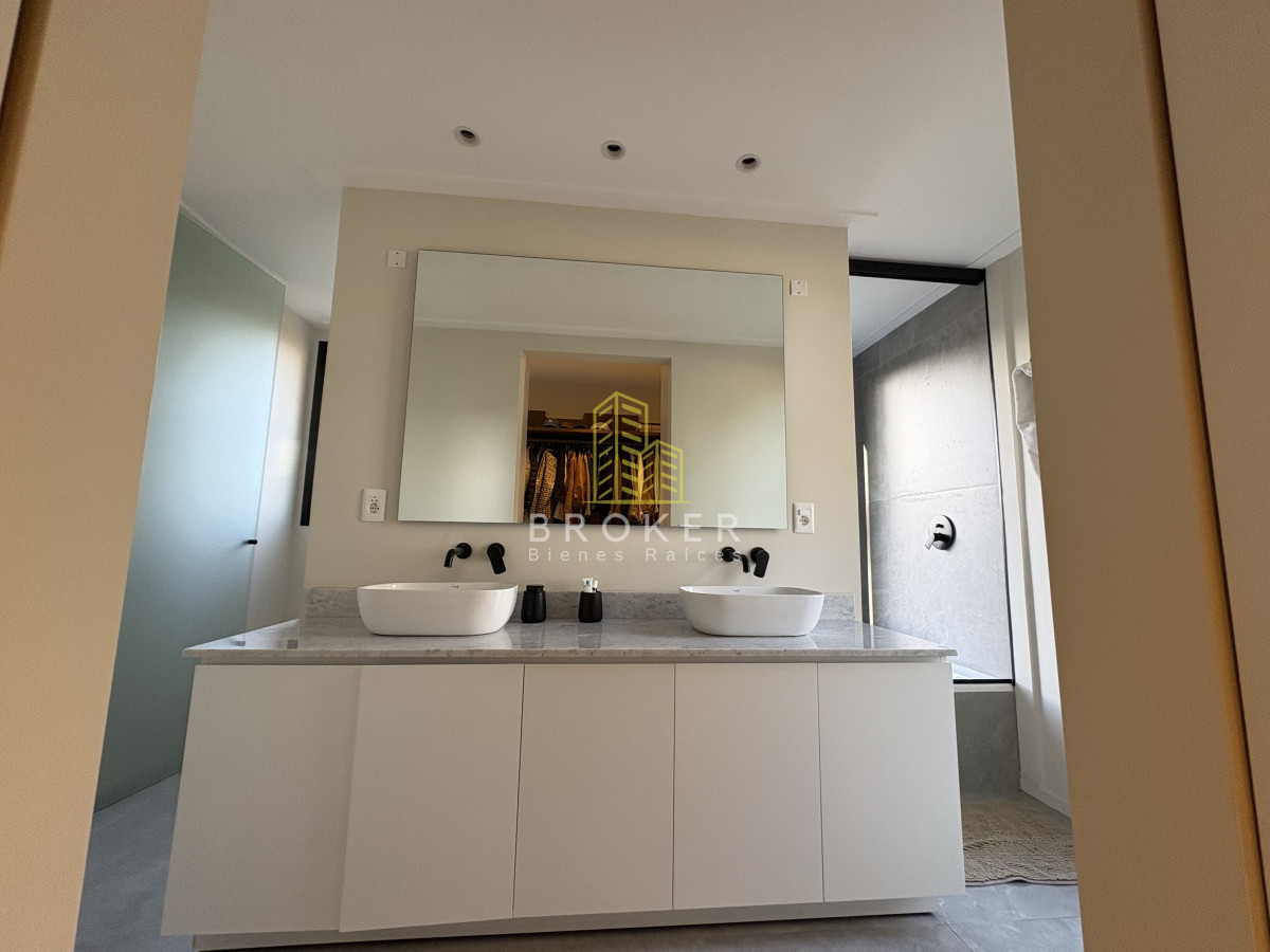 Casa ID.8867/Venta_de_excelente_casa_de_diseño_y_calidad_en_barrio_privado_de_la_barra,_maldonado - Venta de excelente casa de diseño y calidad en barrio privado de la barra, maldonado