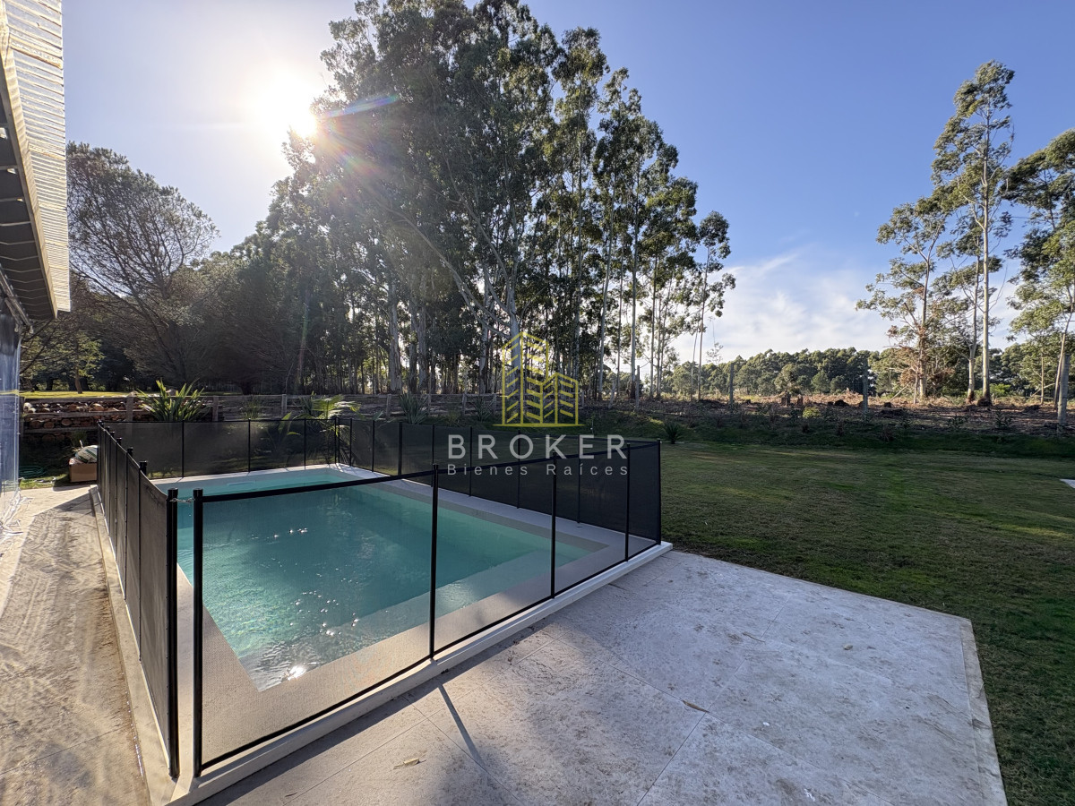 Casa ID.8867/Venta_de_excelente_casa_de_diseño_y_calidad_en_barrio_privado_de_la_barra,_maldonado - Venta de excelente casa de diseño y calidad en barrio privado de la barra, maldonado