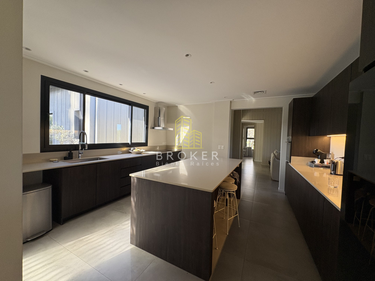 Casa ID.8867/Venta_de_excelente_casa_de_diseño_y_calidad_en_barrio_privado_de_la_barra,_maldonado - Venta de excelente casa de diseño y calidad en barrio privado de la barra, maldonado