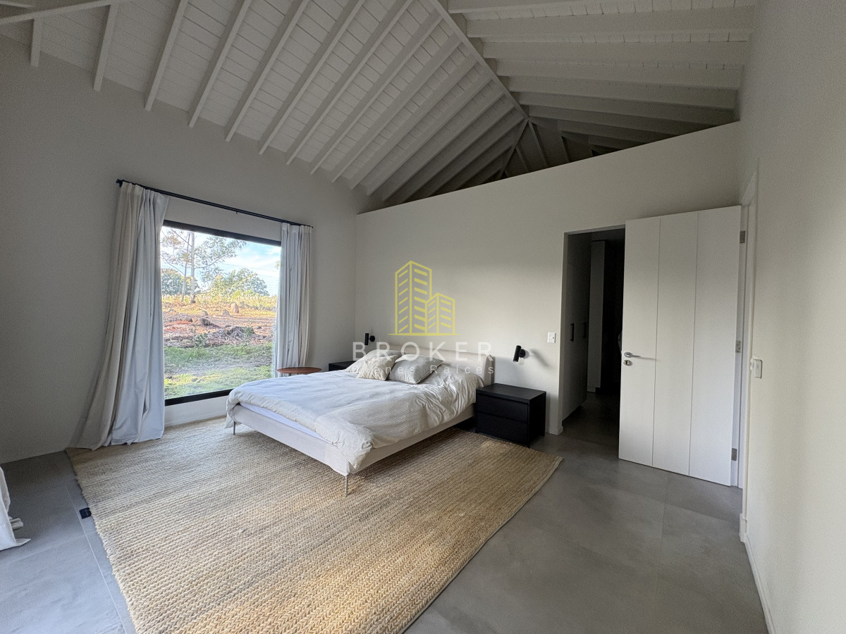 Casa ID.8867/Venta_de_excelente_casa_de_diseño_y_calidad_en_barrio_privado_de_la_barra,_maldonado - Venta de excelente casa de diseño y calidad en barrio privado de la barra, maldonado