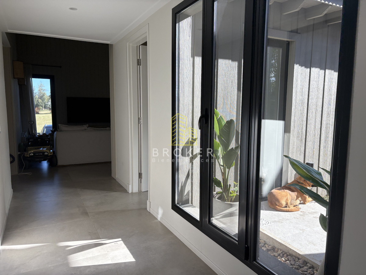 Casa ID.8867/Venta_de_excelente_casa_de_diseño_y_calidad_en_barrio_privado_de_la_barra,_maldonado - Venta de excelente casa de diseño y calidad en barrio privado de la barra, maldonado