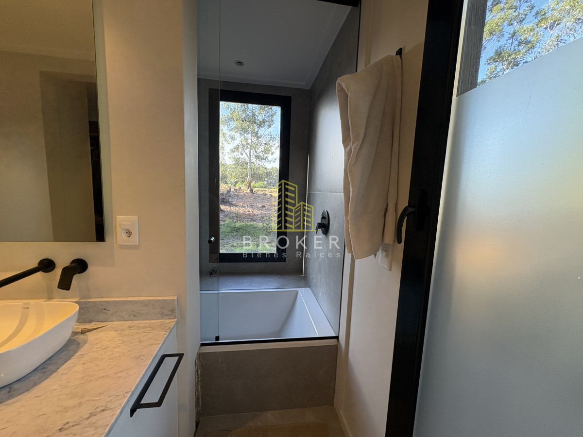 Casa ID.8867/Venta_de_excelente_casa_de_diseño_y_calidad_en_barrio_privado_de_la_barra,_maldonado - Venta de excelente casa de diseño y calidad en barrio privado de la barra, maldonado