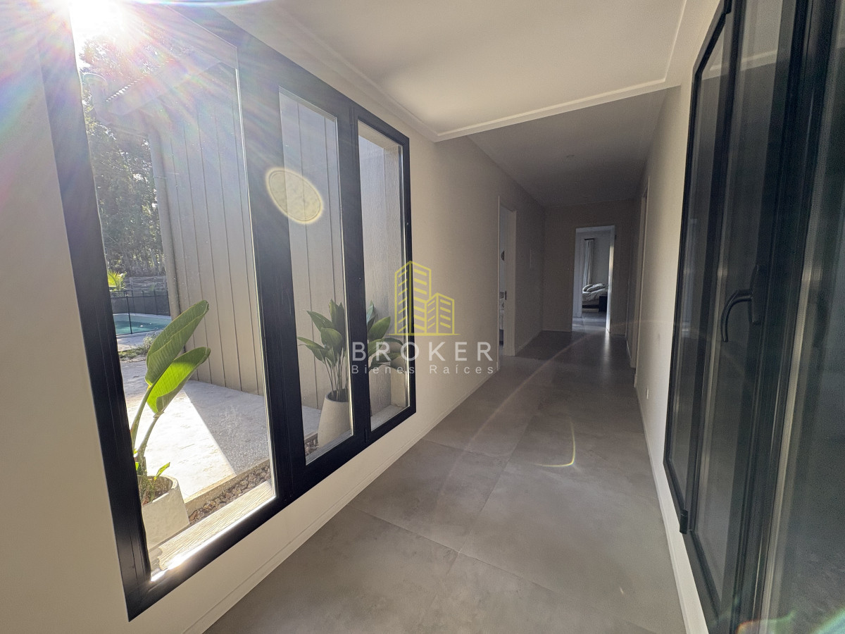 Casa ID.8867/Venta_de_excelente_casa_de_diseño_y_calidad_en_barrio_privado_de_la_barra,_maldonado - Venta de excelente casa de diseño y calidad en barrio privado de la barra, maldonado