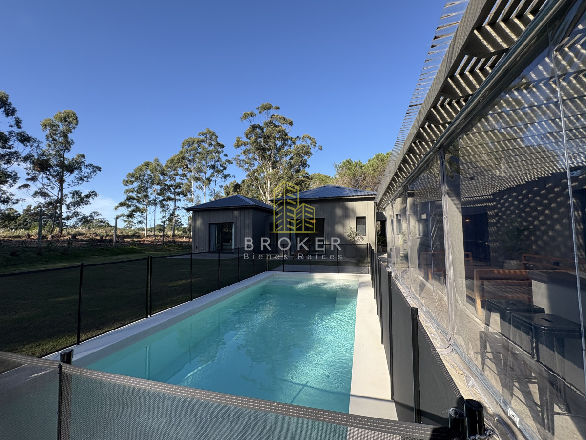 Casa ID.8867/Venta_de_excelente_casa_de_diseño_y_calidad_en_barrio_privado_de_la_barra,_maldonado - Venta de excelente casa de diseño y calidad en barrio privado de la barra, maldonado