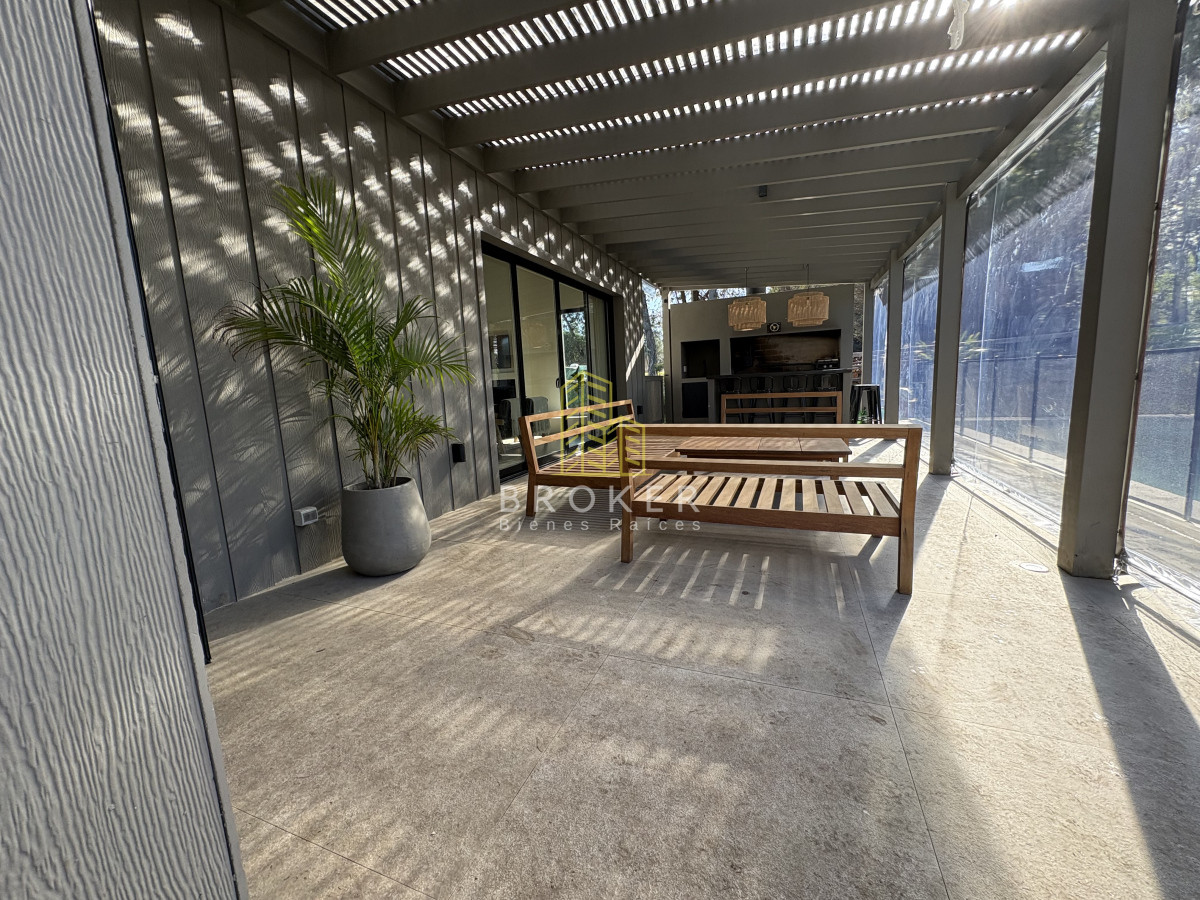 Casa ID.8867/Venta_de_excelente_casa_de_diseño_y_calidad_en_barrio_privado_de_la_barra,_maldonado - Venta de excelente casa de diseño y calidad en barrio privado de la barra, maldonado