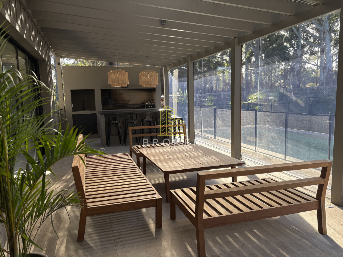 Casa ID.8867/Venta_de_excelente_casa_de_diseño_y_calidad_en_barrio_privado_de_la_barra,_maldonado - Venta de excelente casa de diseño y calidad en barrio privado de la barra, maldonado