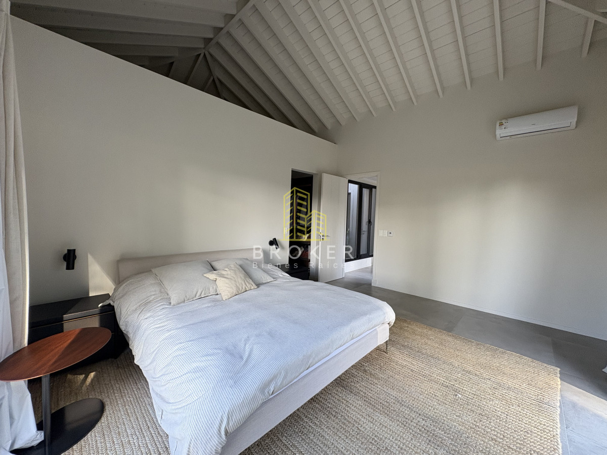 Casa ID.8867/Venta_de_excelente_casa_de_diseño_y_calidad_en_barrio_privado_de_la_barra,_maldonado - Venta de excelente casa de diseño y calidad en barrio privado de la barra, maldonado