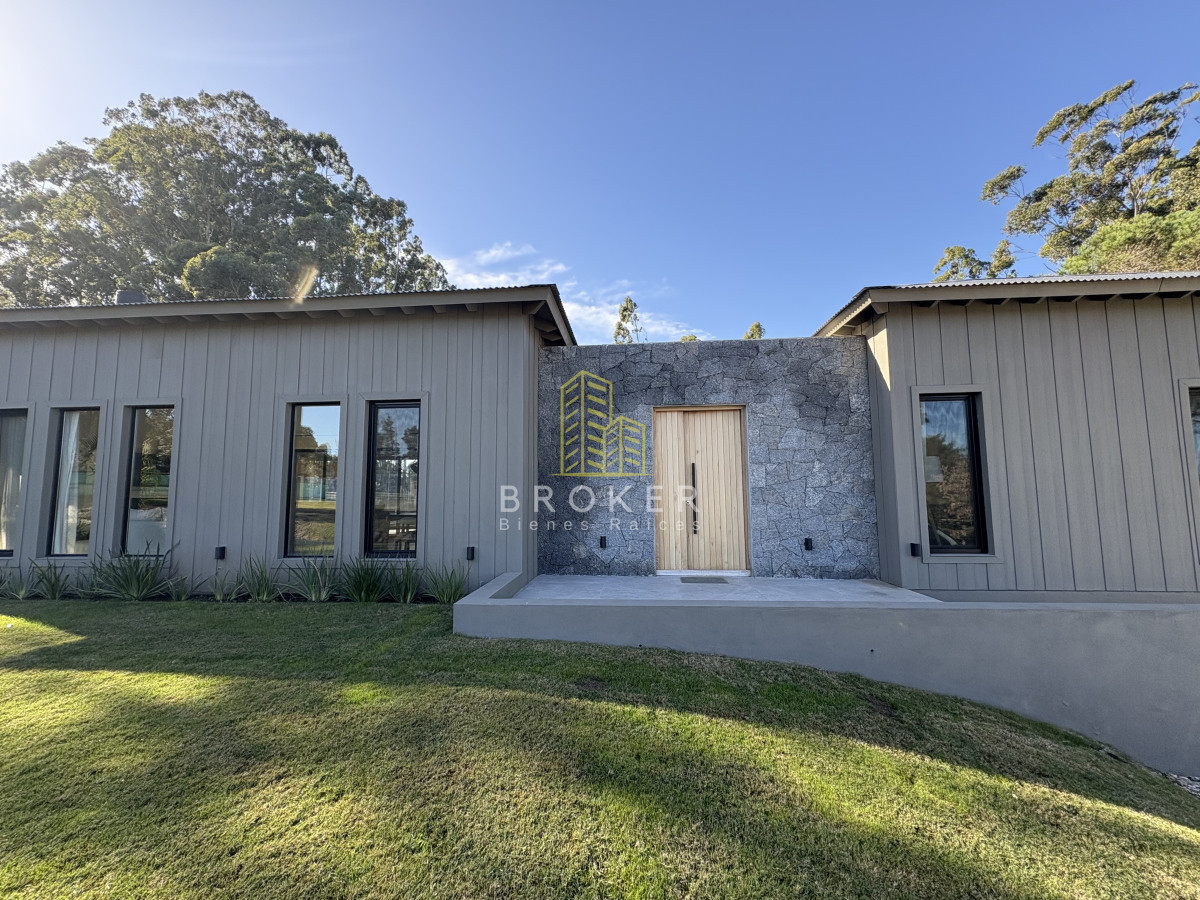 Casa ID.8867/Venta_de_excelente_casa_de_diseño_y_calidad_en_barrio_privado_de_la_barra,_maldonado - Venta de excelente casa de diseño y calidad en barrio privado de la barra, maldonado