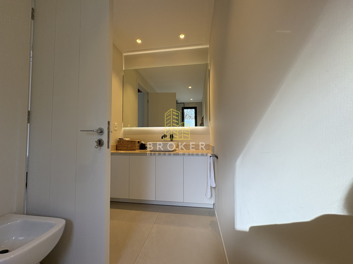 Casa ID.8867/Venta_de_excelente_casa_de_diseño_y_calidad_en_barrio_privado_de_la_barra,_maldonado - Venta de excelente casa de diseño y calidad en barrio privado de la barra, maldonado