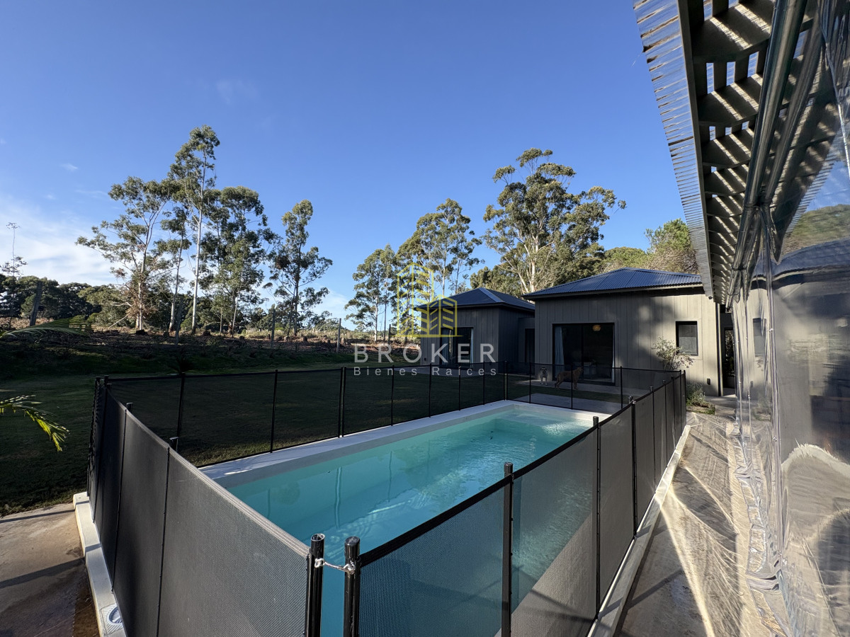 Casa ID.8867/Venta_de_excelente_casa_de_diseño_y_calidad_en_barrio_privado_de_la_barra,_maldonado - Venta de excelente casa de diseño y calidad en barrio privado de la barra, maldonado