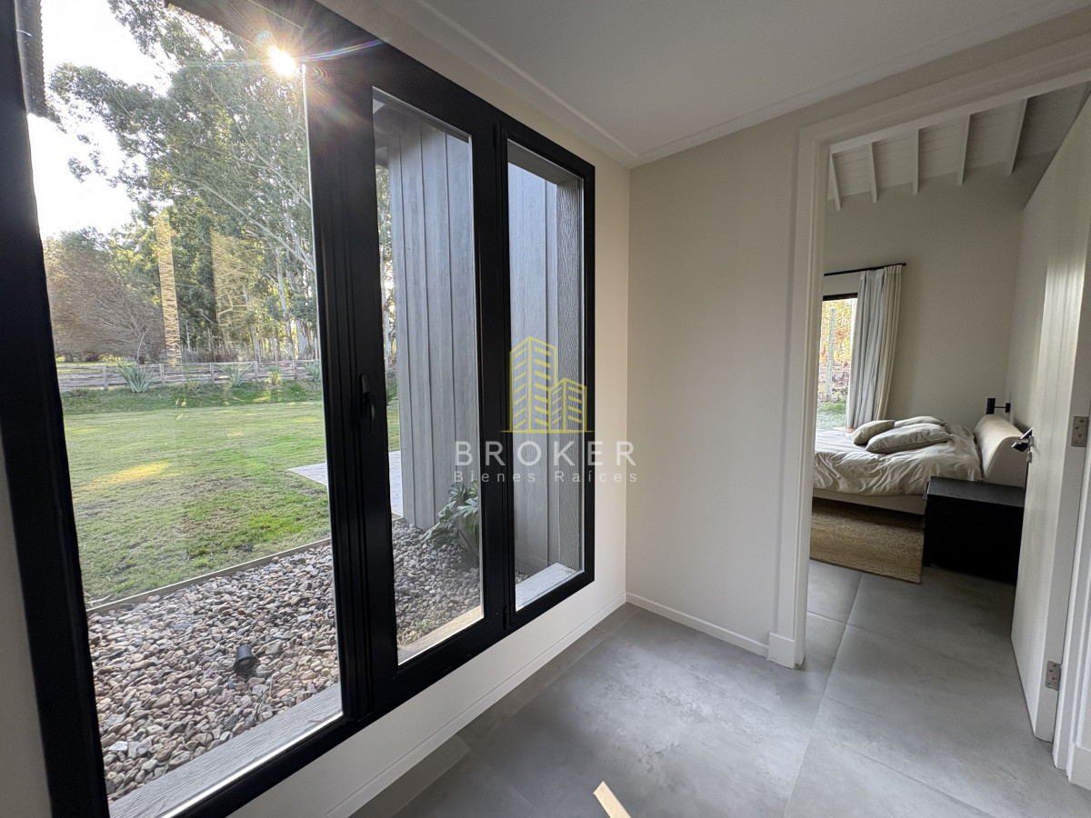 Casa ID.8867/Venta_de_excelente_casa_de_diseño_y_calidad_en_barrio_privado_de_la_barra,_maldonado - Venta de excelente casa de diseño y calidad en barrio privado de la barra, maldonado