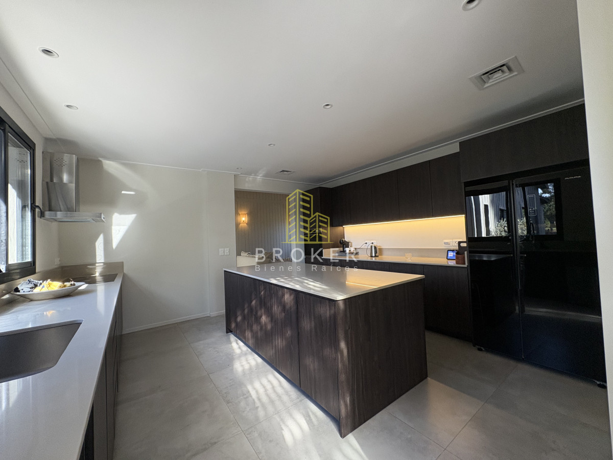 Casa ID.8867/Venta_de_excelente_casa_de_diseño_y_calidad_en_barrio_privado_de_la_barra,_maldonado - Venta de excelente casa de diseño y calidad en barrio privado de la barra, maldonado