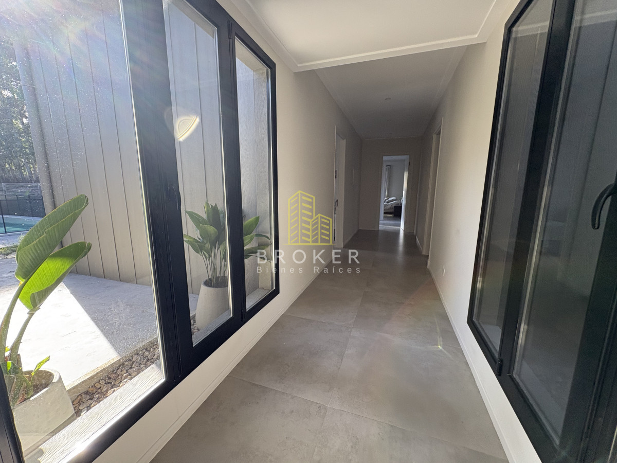 Casa ID.8867/Venta_de_excelente_casa_de_diseño_y_calidad_en_barrio_privado_de_la_barra,_maldonado - Venta de excelente casa de diseño y calidad en barrio privado de la barra, maldonado