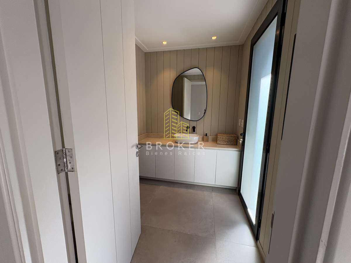 Casa ID.8867/Venta_de_excelente_casa_de_diseño_y_calidad_en_barrio_privado_de_la_barra,_maldonado - Venta de excelente casa de diseño y calidad en barrio privado de la barra, maldonado