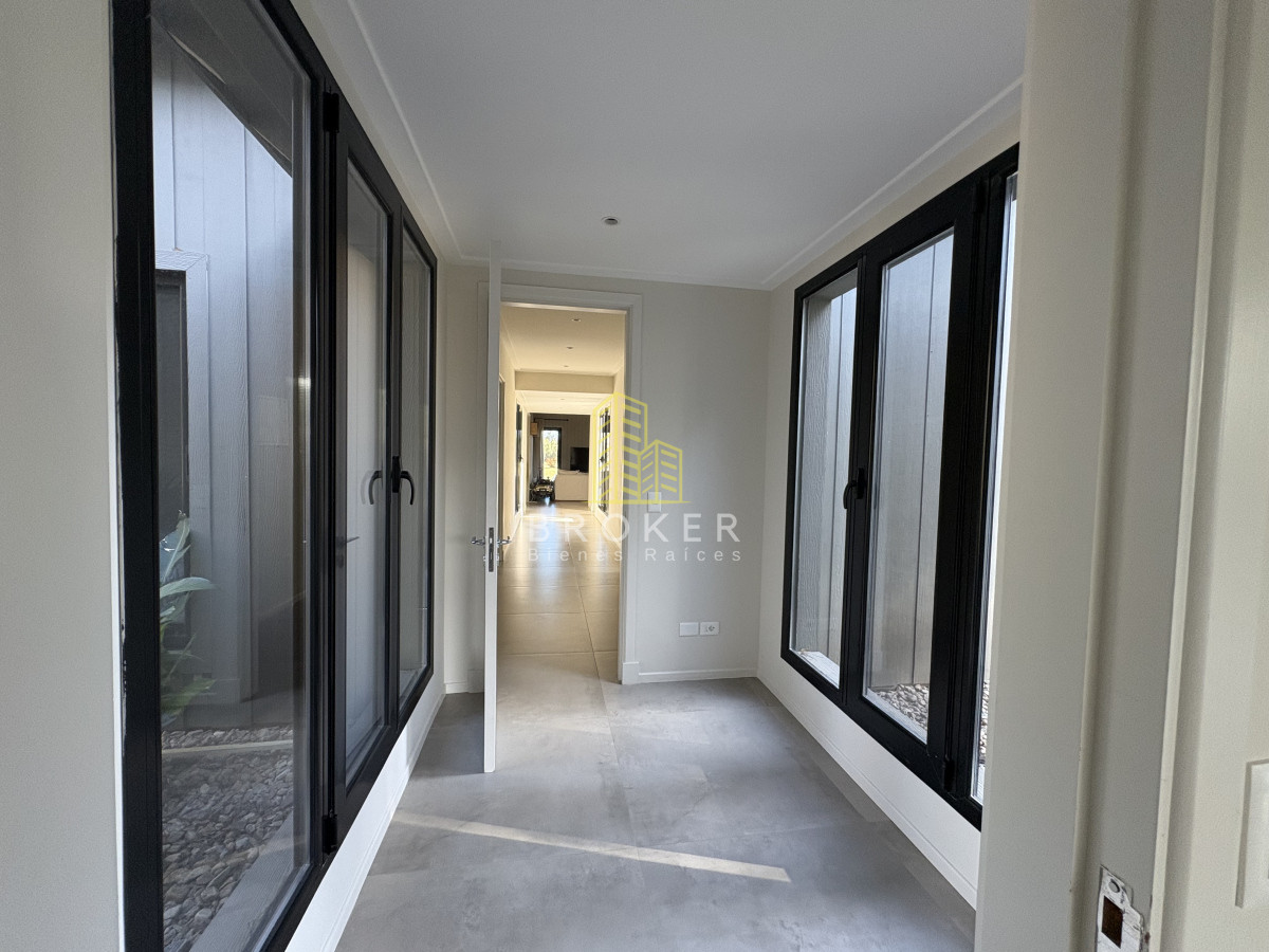 Casa ID.8867/Venta_de_excelente_casa_de_diseño_y_calidad_en_barrio_privado_de_la_barra,_maldonado - Venta de excelente casa de diseño y calidad en barrio privado de la barra, maldonado