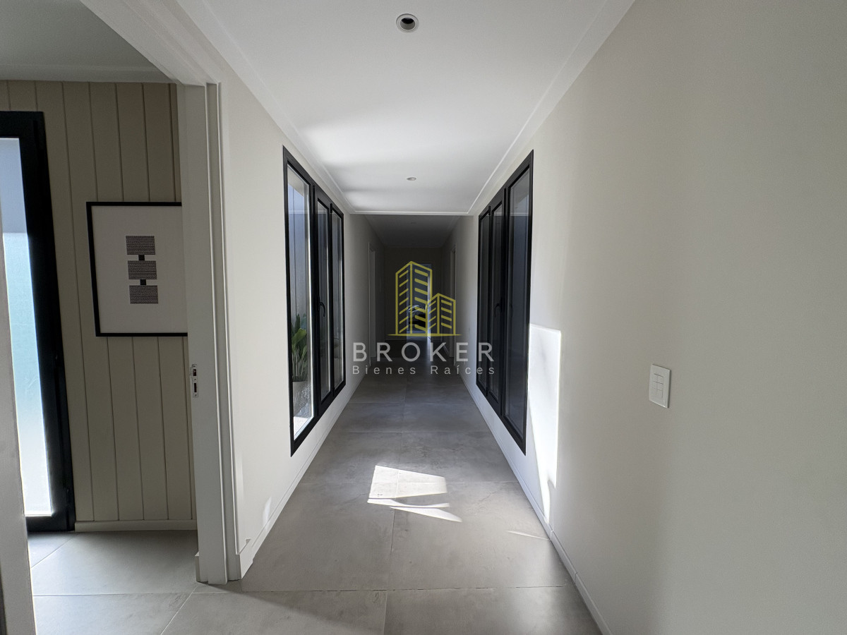 Casa ID.8867/Venta_de_excelente_casa_de_diseño_y_calidad_en_barrio_privado_de_la_barra,_maldonado - Venta de excelente casa de diseño y calidad en barrio privado de la barra, maldonado