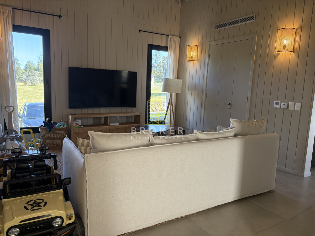 Casa ID.8867/Venta_de_excelente_casa_de_diseño_y_calidad_en_barrio_privado_de_la_barra,_maldonado - Venta de excelente casa de diseño y calidad en barrio privado de la barra, maldonado