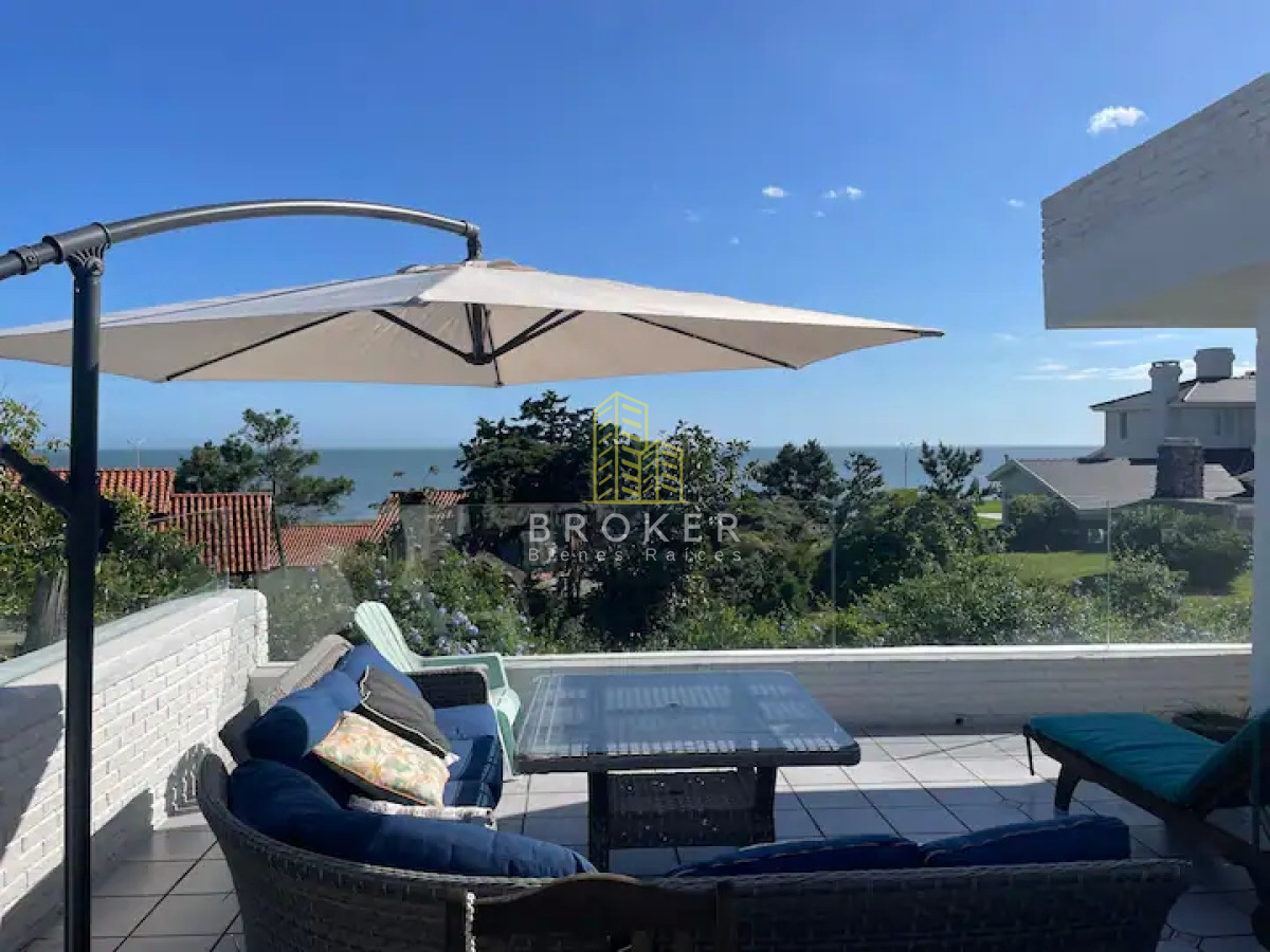Casa 4 dormitorios en Alquiler Temporal Verano Mansa con  Vista al Mar y a una cuadra de la Playa Parrillero y Garage