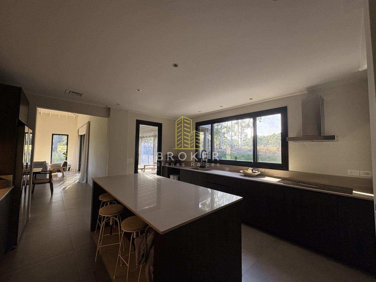 Casa ID.8867/Venta_de_excelente_casa_de_diseño_y_calidad_en_barrio_privado_de_la_barra,_maldonado - Venta de excelente casa de diseño y calidad en barrio privado de la barra, maldonado