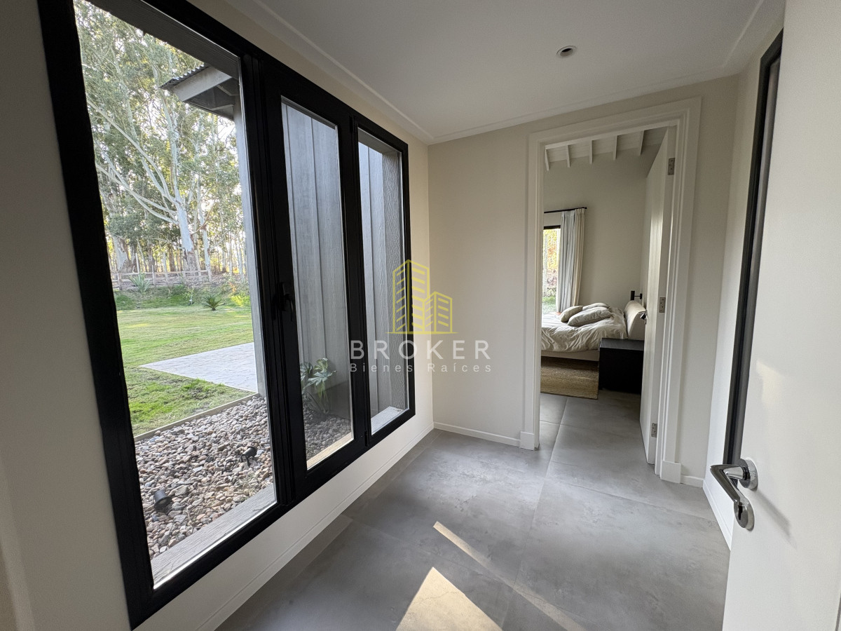 Casa ID.8867/Venta_de_excelente_casa_de_diseño_y_calidad_en_barrio_privado_de_la_barra,_maldonado - Venta de excelente casa de diseño y calidad en barrio privado de la barra, maldonado