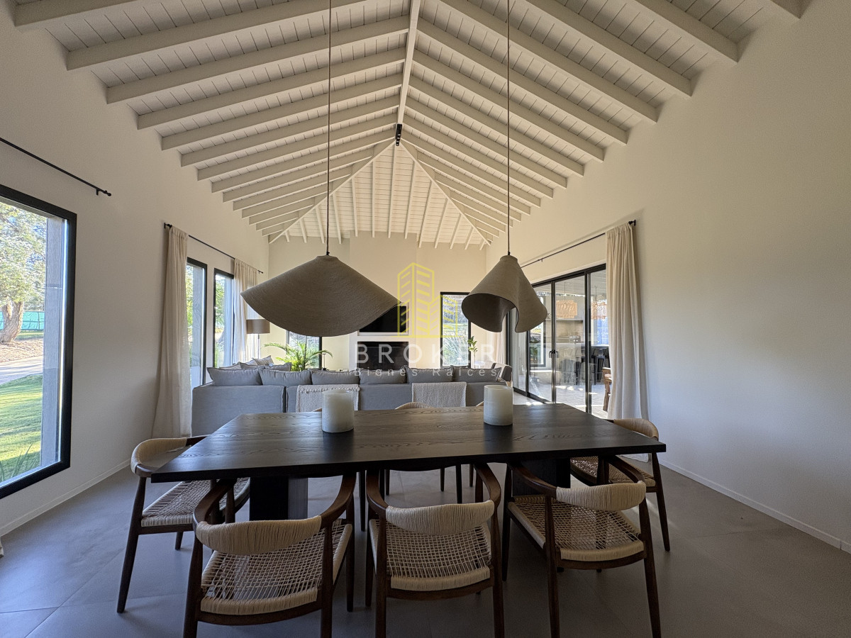 Casa ID.8867/Venta_de_excelente_casa_de_diseño_y_calidad_en_barrio_privado_de_la_barra,_maldonado - Venta de excelente casa de diseño y calidad en barrio privado de la barra, maldonado