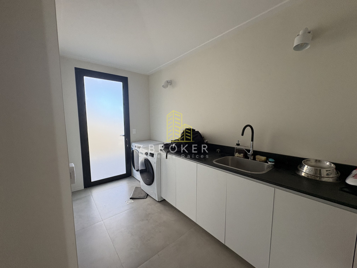 Casa ID.8867/Venta_de_excelente_casa_de_diseño_y_calidad_en_barrio_privado_de_la_barra,_maldonado - Venta de excelente casa de diseño y calidad en barrio privado de la barra, maldonado