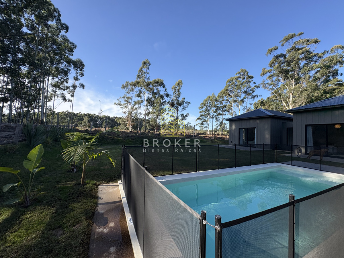 Casa ID.8867/Venta_de_excelente_casa_de_diseño_y_calidad_en_barrio_privado_de_la_barra,_maldonado - Venta de excelente casa de diseño y calidad en barrio privado de la barra, maldonado