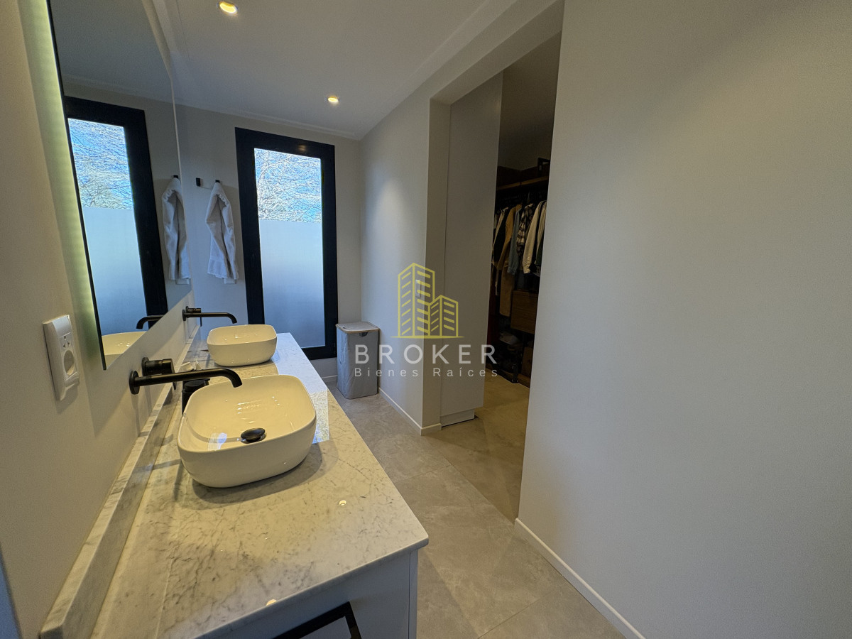 Casa ID.8867/Venta_de_excelente_casa_de_diseño_y_calidad_en_barrio_privado_de_la_barra,_maldonado - Venta de excelente casa de diseño y calidad en barrio privado de la barra, maldonado