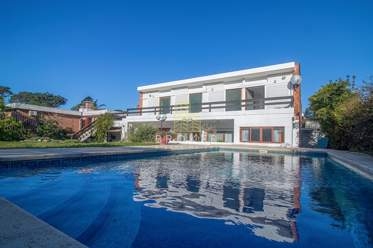 Venta de Casa 4 dormitorio con Piscina Climatizada Playa Mansa. . Punta del Este, Uruguay.