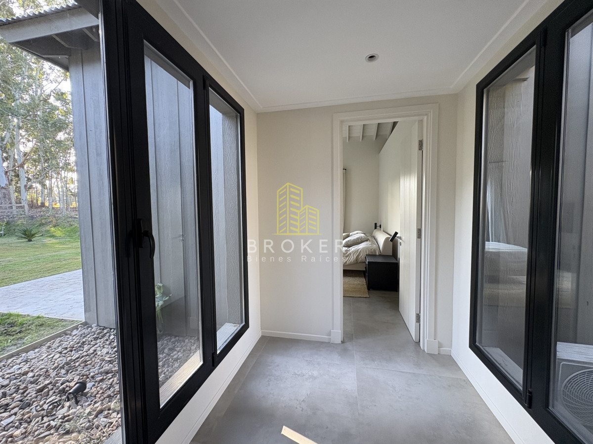 Casa ID.8867/Venta_de_excelente_casa_de_diseño_y_calidad_en_barrio_privado_de_la_barra,_maldonado - Venta de excelente casa de diseño y calidad en barrio privado de la barra, maldonado