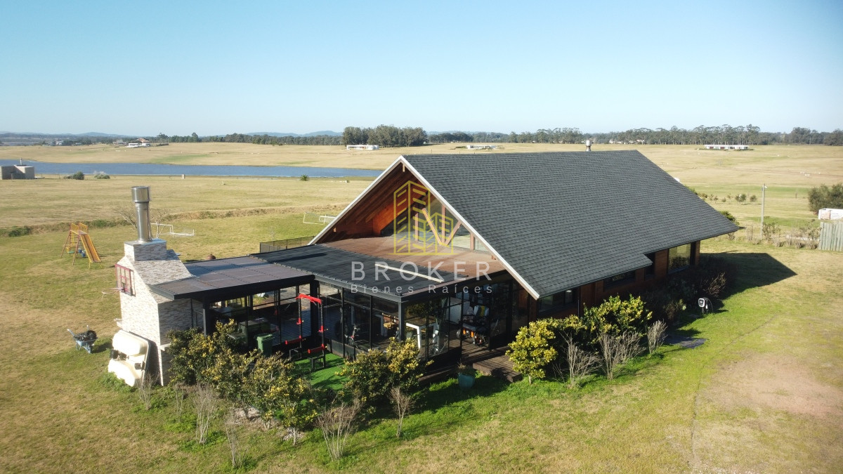 Casa en Venta en Barrio Privado Laguna de los Cisnes Punta del Este Maldonado