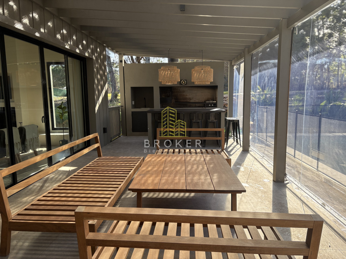 Casa ID.8867/Venta_de_excelente_casa_de_diseño_y_calidad_en_barrio_privado_de_la_barra,_maldonado - Venta de excelente casa de diseño y calidad en barrio privado de la barra, maldonado