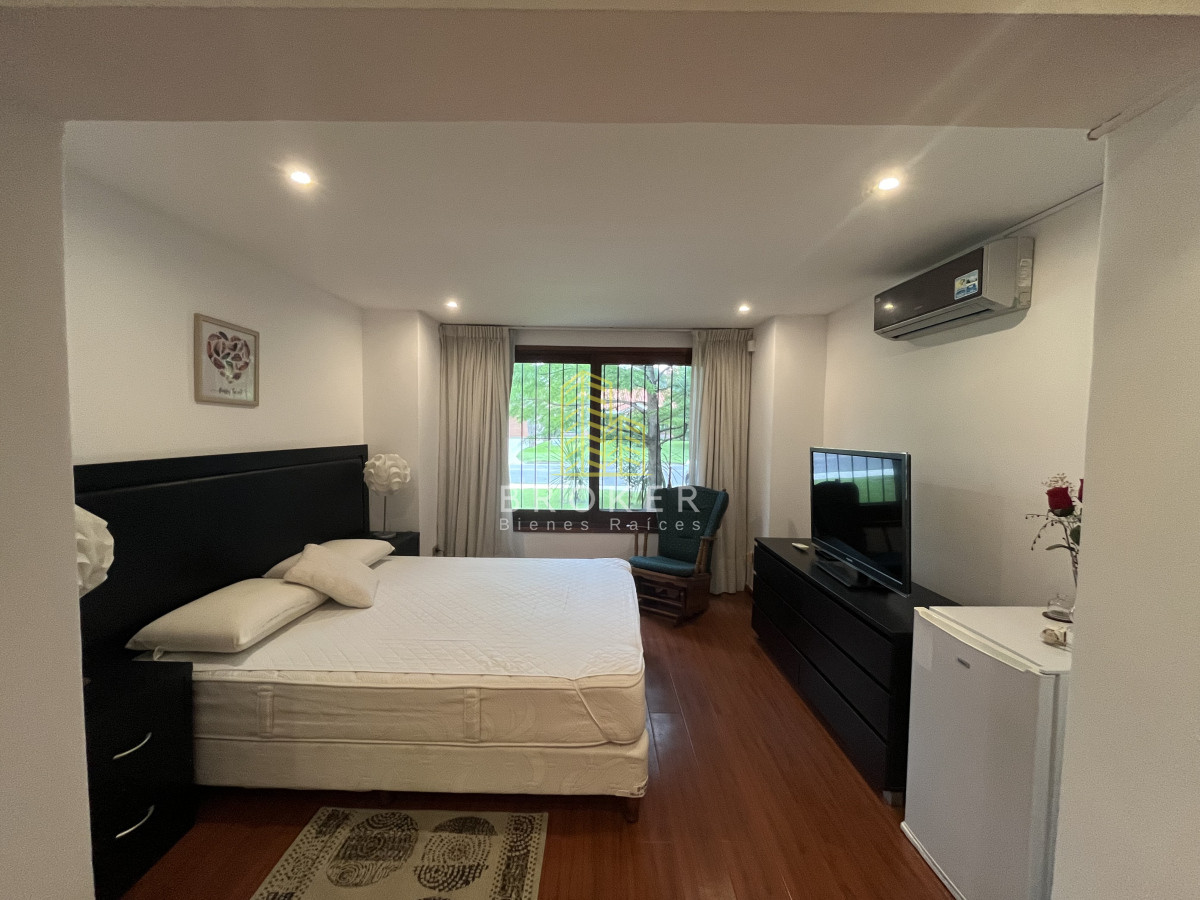 Casa ID.2451/Venta_Casa_de_6_dormitorios_Punta_del_Este_Playa_Mansa_con_Piscina_y_Parrillero_Punta_del_Este_Maldonado_ - Venta Casa de 6 dormitorios Punta del Este Playa Mansa con Piscina y Parrillero Punta del Este Maldonado 