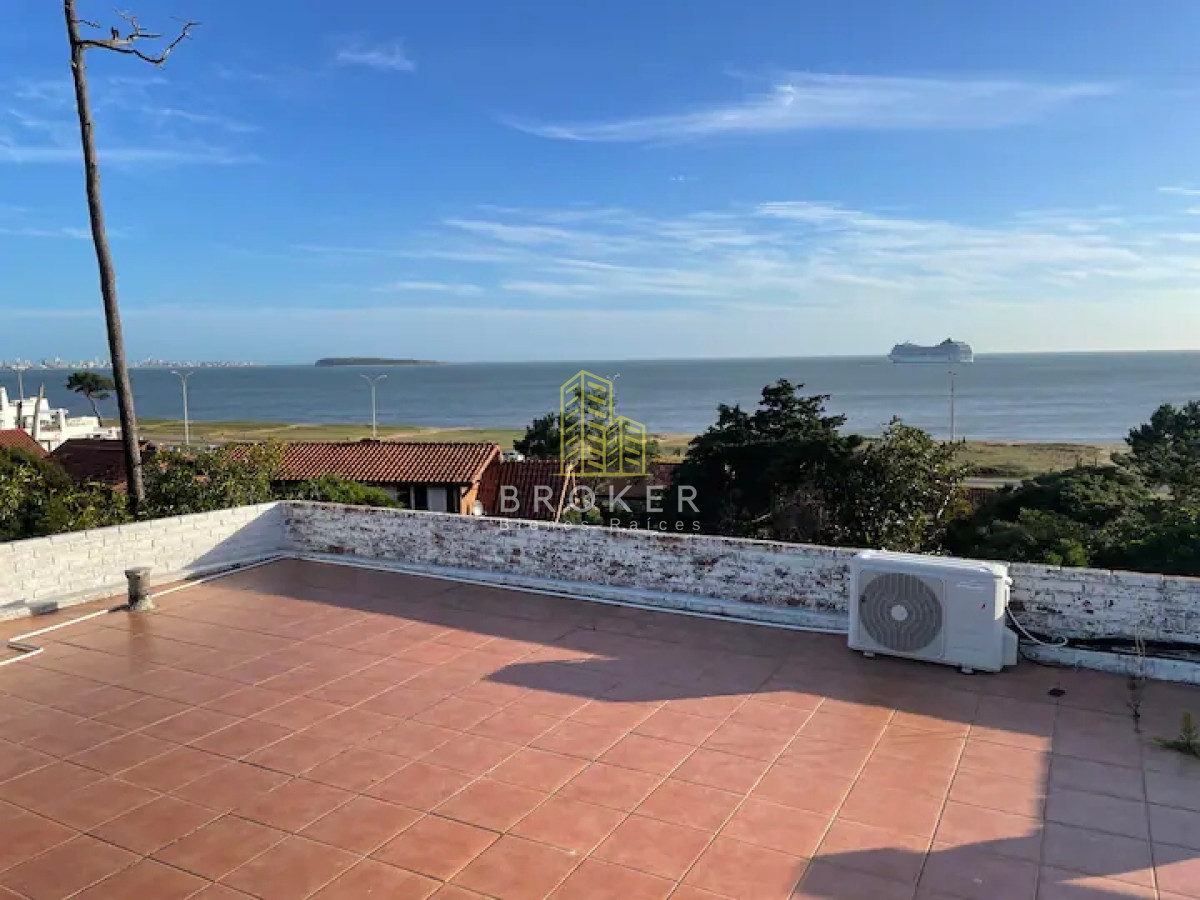 Casa ID.1732/Casa_4_dormitorios_en_Alquiler_Temporal_Verano_Mansa_con__Vista_al_Mar_y_a_una_cuadra_de_la_Playa_Parrillero_y_Garage - Casa 4 dormitorios en Alquiler Temporal Verano Mansa con  Vista al Mar y a una cuadra de la Playa Parrillero y Garage